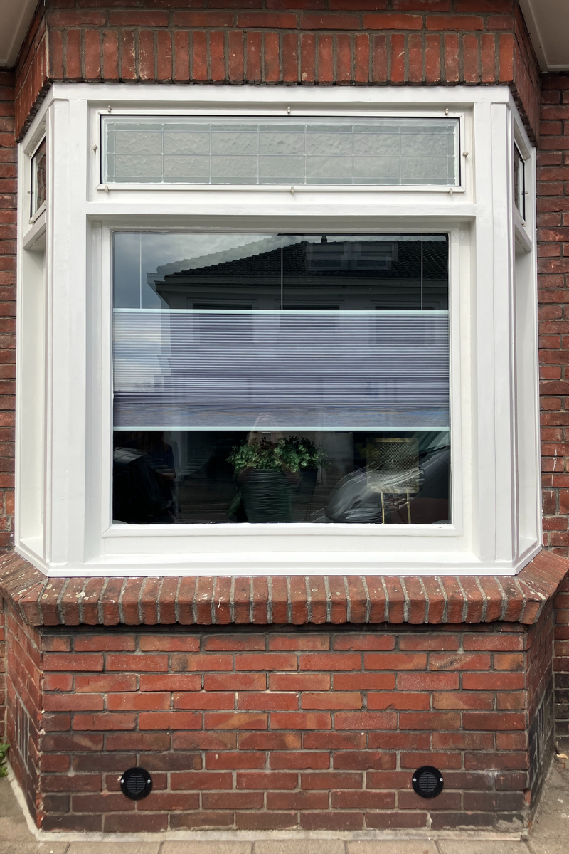 Spouwmuur en vloerisolatie zichtbaar aan buitenzijde van jaren ’30 woning met nieuw kozijn en ventilatieroosters.
